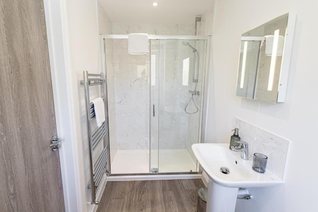 Bournecoast - Stylish Flat With Balcony - Sea Glimpses - 10 Min Walk To Beach - Parking - Wifi - Fm8405 Bournemouth Luaran gambar