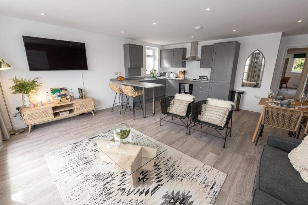 Bournecoast - Stylish Flat With Balcony - Sea Glimpses - 10 Min Walk To Beach - Parking - Wifi - Fm8405 Bournemouth Luaran gambar