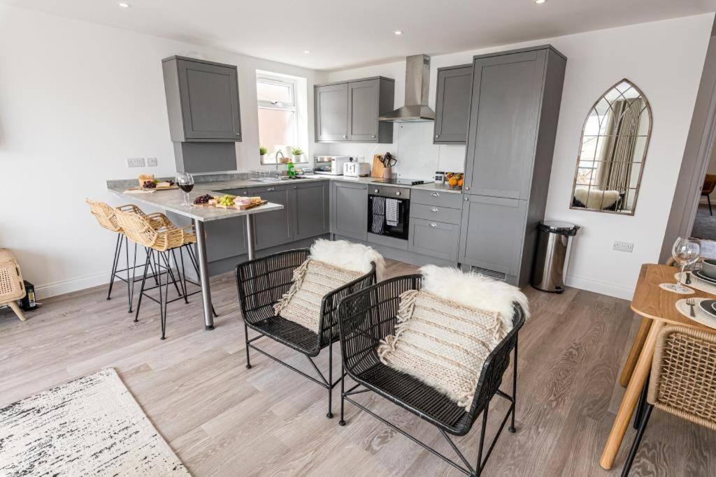 Bournecoast - Stylish Flat With Balcony - Sea Glimpses - 10 Min Walk To Beach - Parking - Wifi - Fm8405 Bournemouth Luaran gambar