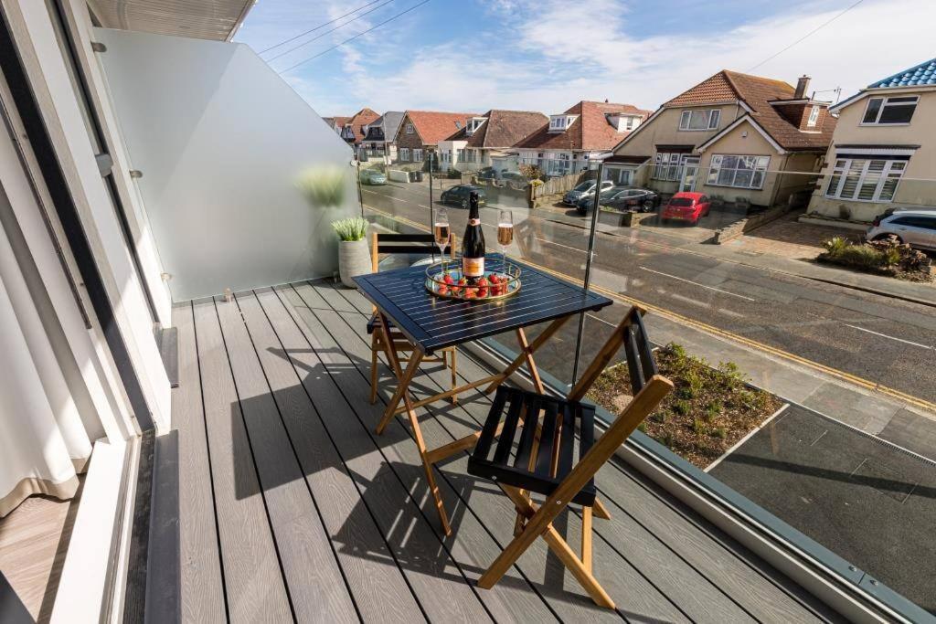 Bournecoast - Stylish Flat With Balcony - Sea Glimpses - 10 Min Walk To Beach - Parking - Wifi - Fm8405 Bournemouth Luaran gambar