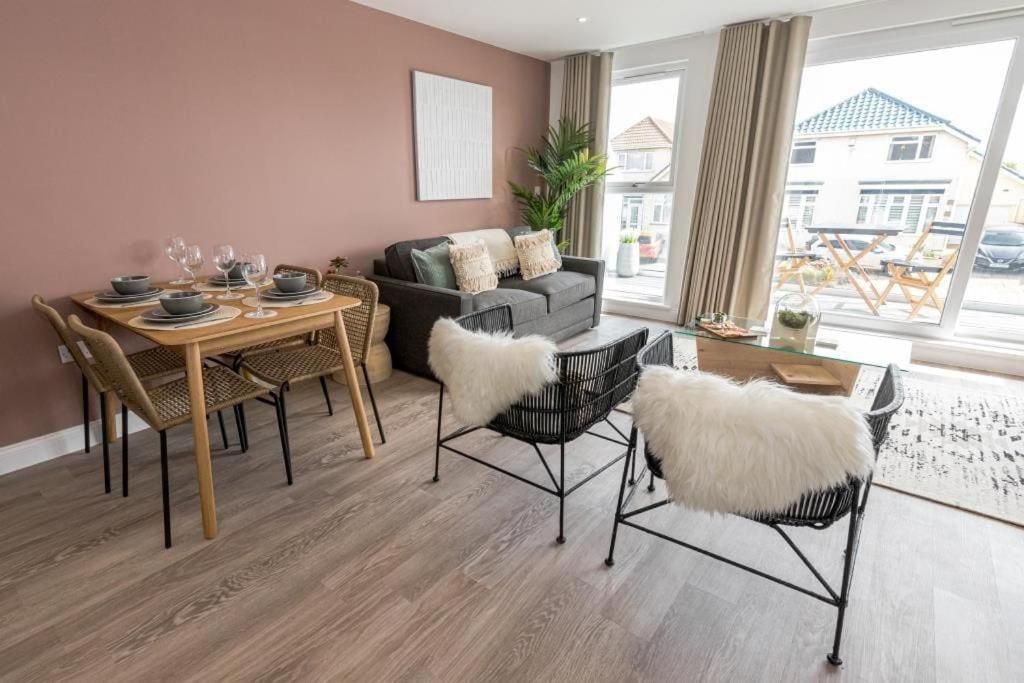 Bournecoast - Stylish Flat With Balcony - Sea Glimpses - 10 Min Walk To Beach - Parking - Wifi - Fm8405 Bournemouth Luaran gambar