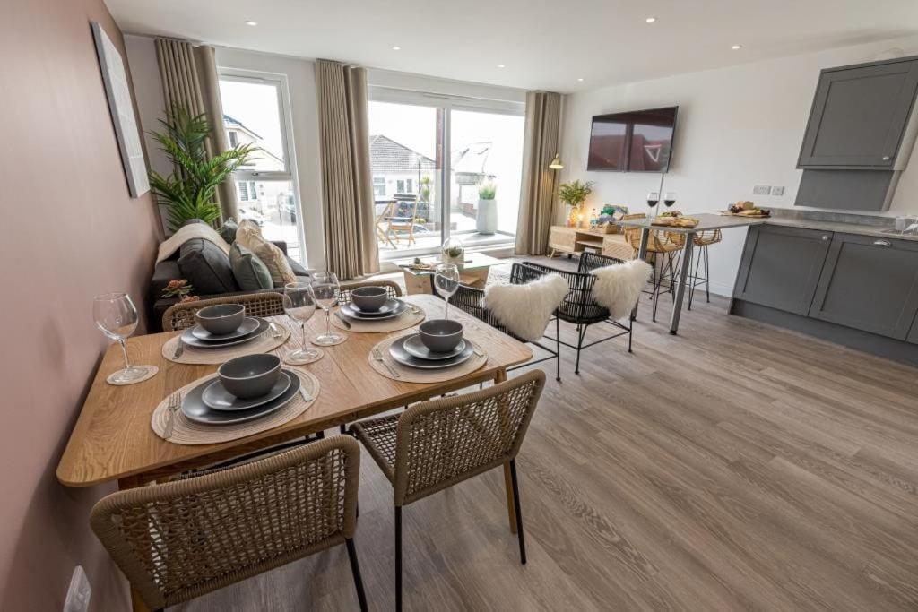 Bournecoast - Stylish Flat With Balcony - Sea Glimpses - 10 Min Walk To Beach - Parking - Wifi - Fm8405 Bournemouth Luaran gambar