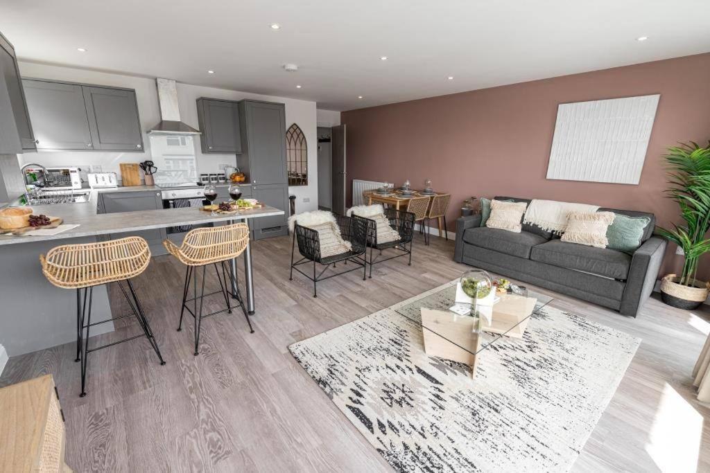 Bournecoast - Stylish Flat With Balcony - Sea Glimpses - 10 Min Walk To Beach - Parking - Wifi - Fm8405 Bournemouth Luaran gambar