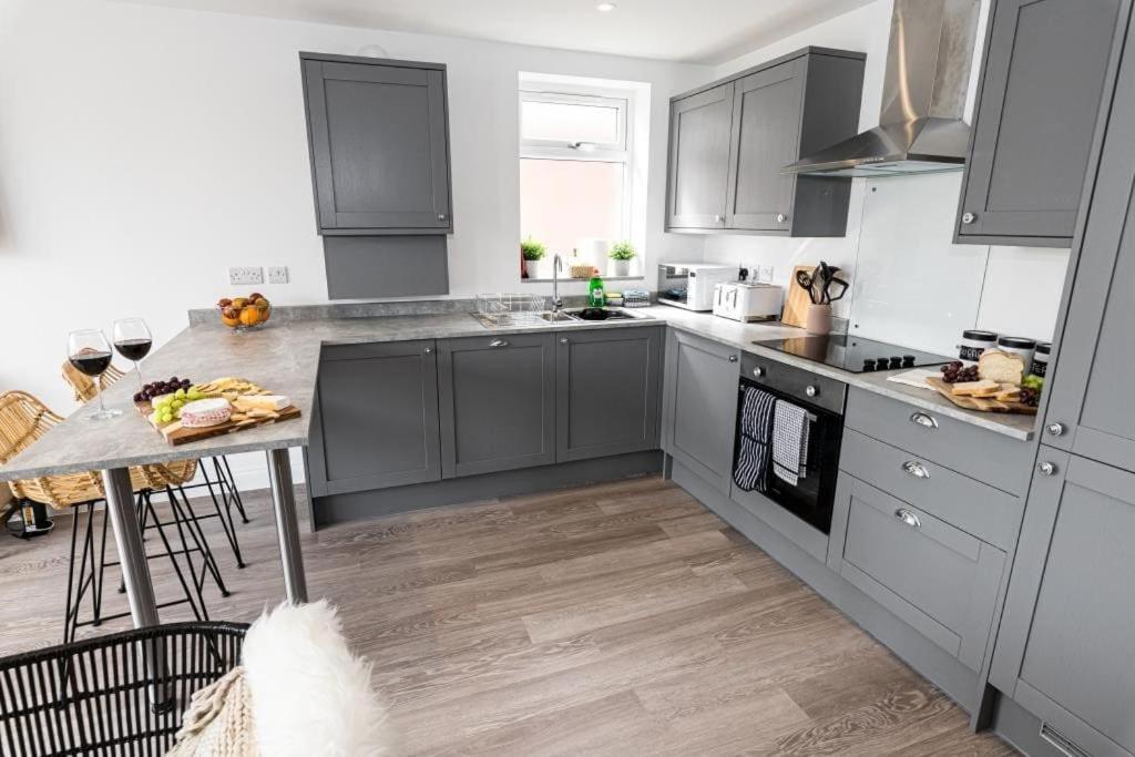 Bournecoast - Stylish Flat With Balcony - Sea Glimpses - 10 Min Walk To Beach - Parking - Wifi - Fm8405 Bournemouth Luaran gambar